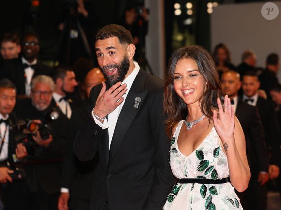 Une apparition remarquée, suivie d’un deuxième moment fort à Djeddah, alors que Benzema fêtait un nouveau titre avec son club saoudien. 

Karim Benzema et sa compagne Lyna Khoudri à la descente des marches du film « 13 jours 13 nuits » lors du 78ème Festival International du Film de Cannes le 23 mai 2025/
© Mickael Chavet / Zuma Press / Bestimage