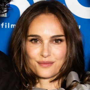 Elle s'est révélée au grand public dans le film "Léon" en 1994, alors qu'elle n'était encore qu'une enfant

Natalie Portman - Avant-première du film d'animation "Arco", produit par N.Portman à l'UGC Ciné Cité Bercy à Paris, le 12 octobre 2025. 
© Julien Sarkissian / Bestimage