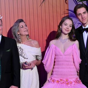 La princesse Charlene de Monaco le prince Albert II de Monaco, Caroline de Hanovre, Alexandra de Hanovre et son compagnon Ben Sylvester Strautmann durant la 69ème édition du Bal de la Rose, à Monaco, le 29 mars 2025.

Photo :  Bruno Bebert / Pool Monaco / Bestimage