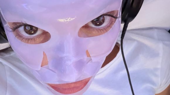 Iris Mittenaere a réalisé son soin du visage dans l'avion. Capture d'écran Instagram