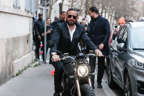 Exclusif - Cyril Hanouna arrive en moto électrique pour la dernière émission "Touche pas à mon poste" (TPMP) diffusée en direct sur C8 avant la fermeture de la chaine le 28 février, à Paris, France, le 27 février 2025. © Christophe Clovis/Bestimage