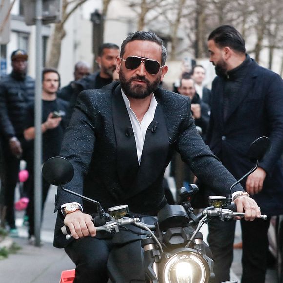 Exclusif - Cyril Hanouna arrive en moto électrique pour la dernière émission "Touche pas à mon poste" (TPMP) diffusée en direct sur C8 avant la fermeture de la chaine le 28 février, à Paris, France, le 27 février 2025. © Christophe Clovis/Bestimage