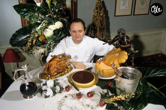 Archives - En France, à Paris, portrait de Joël Robuchon dans la salle de son restaurant Le Jamin. 
© Alain Canu via Bestimage