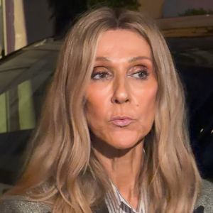 Céline Dion, de retour d'une séance intense de répétitions, prend le temps de saluer ses fans devant l'hôtel Royal Monceau à Paris le 7 septembre 2026 © Lea Vieillot / Bestimage