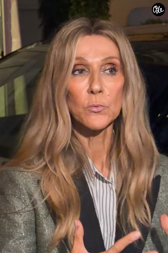 Céline Dion, de retour d'une séance intense de répétitions, prend le temps de saluer ses fans devant l'hôtel Royal Monceau à Paris le 7 septembre 2026 © Lea Vieillot / Bestimage