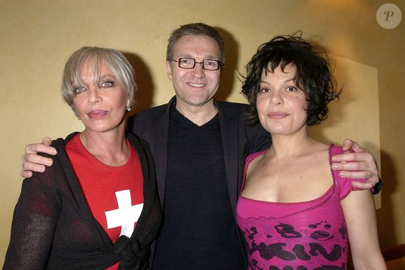 Marie Laforêt, Laurent Ruquier et Isabelle Mergault lors de la 100ème de la pièce de théâtre 'La presse est unanime' écrite par Laurent Ruquier. Paris-France, le 20/02/2003. Crédit Serge Arnal/Abaca