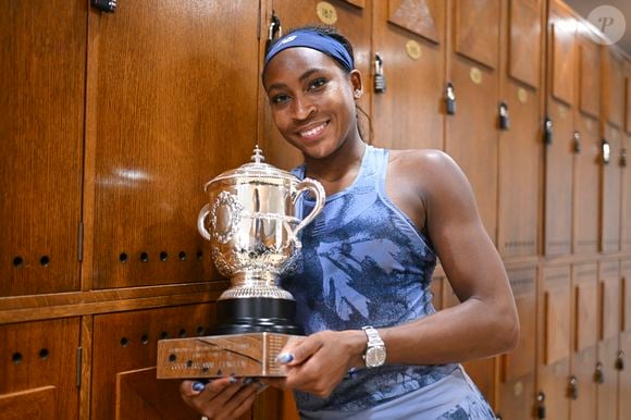 Coco Gauff avec la coupe Suzanne-Lenglen dans les vestiaires après sa Finale des internationaux de France de Tennis de Roland Garros 2025 (Jour 14), à Paris, France, le 7 juin 2025. © Corinne Dubreuil/FFT via Bestimage
