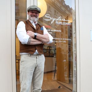 Exclusif - Le chef Philippe Etchebest - Le chef Philippe Etchebest ouvre son restaurant éphémère "Signature" du 9 au 30 octobre au 25 rue Sedaine à Paris dans le 11ème arrondissement le 8 octobre 2025. © Jean-Marc Lhomer/Bestimage