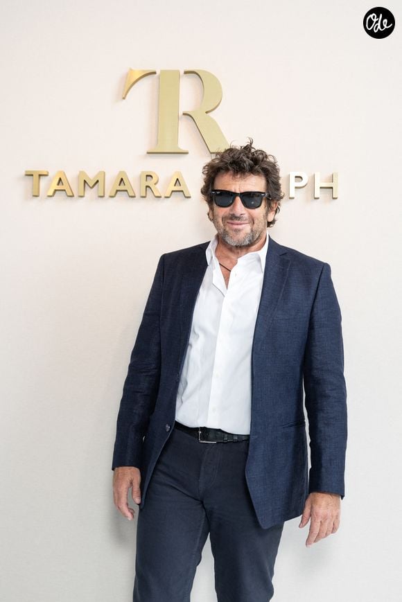 "Que des gens viennent ici et aient un regard critique et fassent des remarques, c’est tout à fait légitime. Et c’est normal quand on s’expose", commence-t-il, avant de revenir sur une critique qui était un vrai coup bas sur son hôtel.

Patrick Bruel au défilé Tamara Ralph Haute Couture Automne / Hiver 2025-2026 dans le cadre de la Fashion Week de Paris (PFW), Palais de Tokyo, France, le 7 Juillet 2025. © Jeremy Melloul/Bestimage