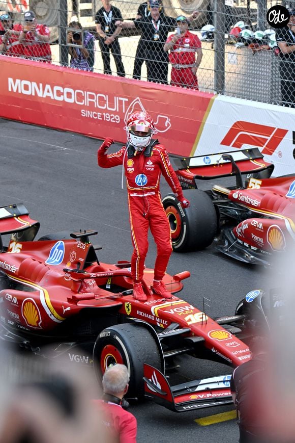 Charles Leclerc remporte le trophée du  vainqueur du Grand Prix de Formule 1 (F1) de Monaco. Monaco, le 26 mai 2024.
© Bruno Bebert/Bestimage