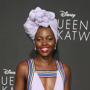 Lupita Nyong’o tente de briser un tabou. 

Lupita Nyong'o à la première de Queen Of Katwe au théâtre El Capitan à Hollywood, le 20 septembre 2016