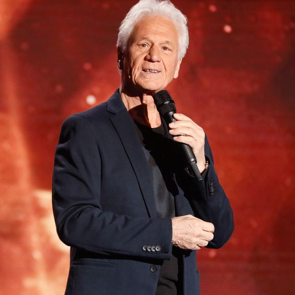 "je crois que si un jour, je devais m'installer quelque part, ça pourrait être un peu dans une ville comme celle-ci et dans cette région qui est quand même assez exceptionnelle. Rien que le bleu tous les jours comme ça et le soleil c'est merveilleux. C'est un endroit merveilleux"

Exclusif -  Gérard Lenorman - Surprises - Enregistrement de l'émission "La boîte à secrets 16", présentée par F.Bollaert et diffusée le 10 mars sur France 3
© Christophe Clovis / Bestimage