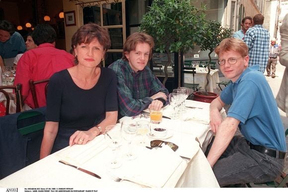 Anne-Marie Périer a en effet épousé en premières noces l'acteur français Claude Barrois, qui est le père de ses deux fils : Paul et Mathias Barrois...

Anne-Marie Périer et ses fils, au restaurant le 07 mai 1995. © Bertrand Rindoff / Bestimage