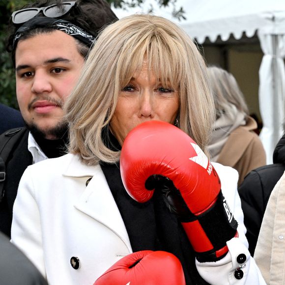 Clôture de l'opération de collecte de fonds "Pièces Jaunes", destinée à améliorer la vie des enfants hospitalisés, au Jardin Albert 1er, à Nice, France, le 7 février  2025, en présence de la Première dame française, Brigitte Macron, la présidente de la Fondation Hôpitaux de Paris-Hôpitaux de France, du sélectionneur de l'équipe de France de football, Didier Deschamps le parrain de l'opération Pièces Jaunes, de Christian Estrosi, le maire de Nice, sa femme, Laura Tenoudji Estrosi, d'Anne Barrère, la vice-présidente de la Fondation Hôpitaux de Paris-Hôpitaux de France, Philippe Wahl, le président-directeur général du Groupe La Poste, de José Cobos, ancien capitaine de l'OGC Nice et conseiller municipal de la ville de Nice délégué à l'évènementiel sportif, et du compositeur du morceau caritatif "Les P'tits Soleils", l'hymne des Pièces Jaunes, John Mamann. Ce titre a été chanté sur la scène par Eugie, Sab, Julien Esmée, Vernis Rouge... et les personnalités. Mme Macron et Didier Deschamps ont fait, comme à leur habitude, le tour des diffèrents stands des associations et des partenaires, comme Carrefour, la Fondrtion Lenval, le CHU, la Poste et la Banque de France où ils ont fait la pesée des pièces jaunes... mais l'arrêt le plus surprenant fut sur le stand du Nice Azur Boxe où le coach des Bleus et Mme Macron n'ont pas hésité à mettre les gants pour quelques échanges avec les boxeurs présents.  © Bruno Bebert/Bestimage