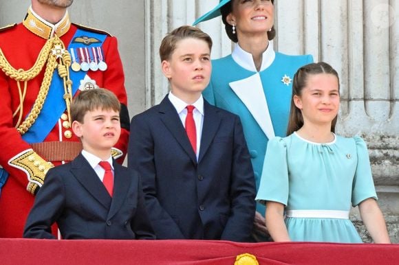 Elle montre en effet le lien entre la consommation de poissons et de fruits de mer et le développement de comportements prosociaux. 

Le prince Louis de Galles, Le prince George de Galles, La princesse Charlotte de Galles - Les membres de la famille royale britannique au balcon de Buckingham Palace lors de la cérémonie Trooping the Colour à Londres, le 14 juin 2025. Affecté par le crash du Boeing 787 Dreamliner à Ahmedabad du 12 juin, le souverain et les officiels porteront un brassard noir en hommage aux plus de 270 victimes. Bon nombre d'elles étaient des ressortissants britanniques.