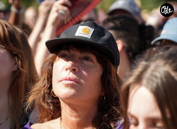 Elsa Wolinski - Les célébrités ont répondu présente à la 'Grande marche citoyenne' contre les violences sexuelles devant ministère français de la Justice, place Vendôme, à Paris, France, le 4 juillet 2026. © Anne-Sophie Guebey/Bestimage