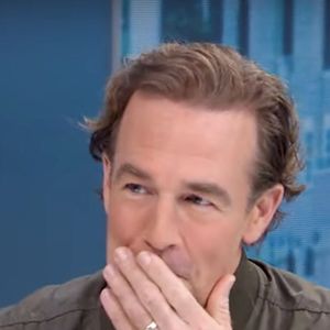 Et apporte son soutien à sa veuve et aux six enfants que laisse la star.

Los Angeles, CA - James Van Der Beek étouffe ses larmes alors qu'il fait le point sur son état de santé après avoir été diagnostiqué d'un cancer colorectal, dans l'émission Good Morning America. 
Backgrid UK/ Bestimage