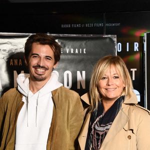 Sur place, mère et fils célèbrent le 29e anniversaire du beau brun.

Flavie Flament et son fils Antoine - Avant-première du film "La Maison" à l'UGC Ciné Cité Les Halles à Paris le 8 novembre 2022. © Pierre Perusseau / Bestimage