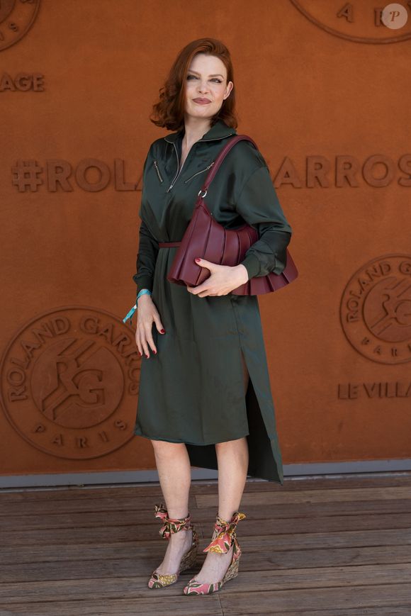 Une réflexion intime sur le doute, le désir et l’absence d’enfant.

Elodie Frégé au village lors des Internationaux de France de Tennis de Roland Garros 2025. Paris, le 30 mai 2025.
© Moreau / Jacovides / Bestimage