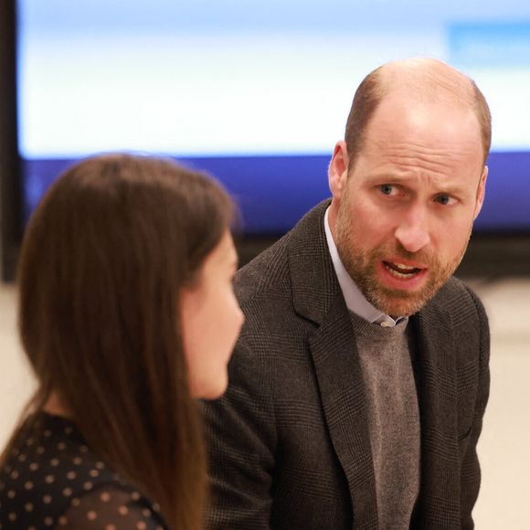 Le prince William, prince de Galles, visite la Freedom School à Tallinn (Estonie), fondée en mai 2022 en réponse à la guerre en Ukraine, le 20 mars 2025. Le prince de Galles a rencontré des enseignants ukrainiens pour s'informer de leur expérience à l'école et de la manière dont ils ont aidé leurs élèves à s'intégrer à Tallinn et à prendre soin de leur bien-être mental. Son Altesse Royale a participé également à une activité sportive avec les élèves de l'école et à un cours d'ukrainien. 
© Mirrorpix / Bestimage