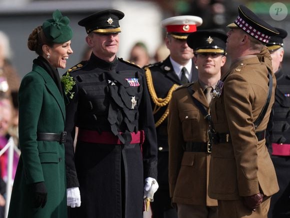 Elle portait un élégant manteau vert foncé Alexander McQueen, déjà porté lors de la procession de Noël 2024.

Kate Middleton assiste au défilé de la Saint-Patrick des Irish Guards à la caserne de Mons, Aldershot.
Julien Burton / Bestimage