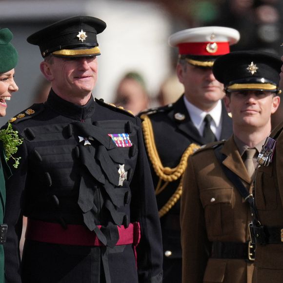 Elle portait un élégant manteau vert foncé Alexander McQueen, déjà porté lors de la procession de Noël 2024.

Kate Middleton assiste au défilé de la Saint-Patrick des Irish Guards à la caserne de Mons, Aldershot.
Julien Burton / Bestimage