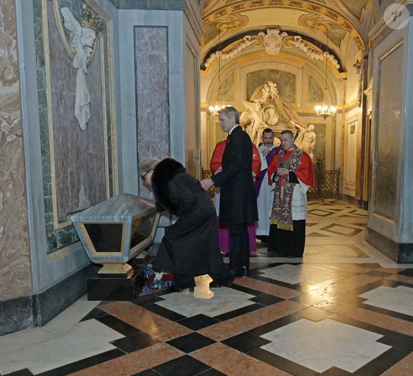 Le prince Emanuele Filiberto de Savoie (Emmanuel-Philibert de Savoie), Marina Ricolfi-Doria et Vittoria de Savoie à la crypte, après la messe à l’occasion du premier anniversaire du décès du prince Victor Emmanuel, prince de Naples, en la basilique de Superga à Turin, Italie, le 1er février 2025. © SGP/Bestimage