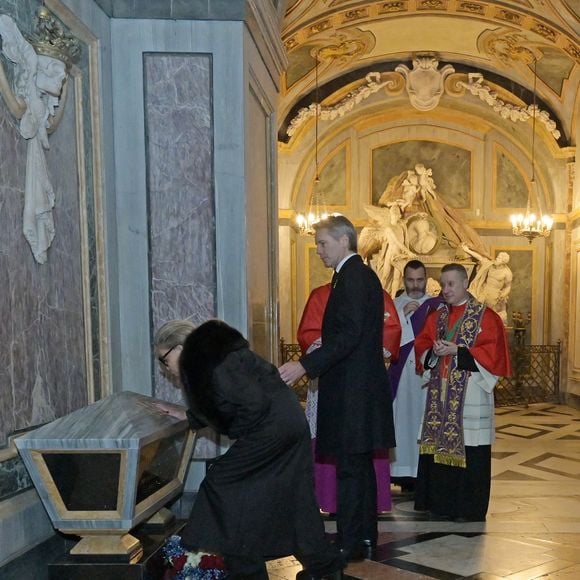 Le prince Emanuele Filiberto de Savoie (Emmanuel-Philibert de Savoie), Marina Ricolfi-Doria et Vittoria de Savoie à la crypte, après la messe à l’occasion du premier anniversaire du décès du prince Victor Emmanuel, prince de Naples, en la basilique de Superga à Turin, Italie, le 1er février 2025. © SGP/Bestimage