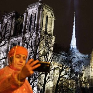 Vue de la flèche de Notre-Dame de Paris et de son ombre illuminée lors d'une cérémonie marquant la réouverture de la cathédrale, dans le centre de Paris, le 7 décembre 2024. Photo par Raphael Lafargue/ABACAPRESS.COM