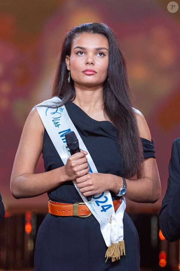 Originaire d’Ouangani, elle succède à Zaya Toumbou

Exclusif - Zaya Toumbou, Miss Mayotte 2024 sur le plateau de l’émission “Unis pour Mayotte” diffusée en direct sur France 2, qui a permis de récolter plus de 5 millions de dons le 17 décembre 2024.

© Pierre Perusseau / Bestimage