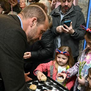 Le prince William, prince de Galles, et Catherine (Kate) Middleton, princesse de Galles, préparent des gâteaux gallois au Welsh Cake Shop à Pontypridd, le 26 février 2025. 
Julien Burton / Bestimage