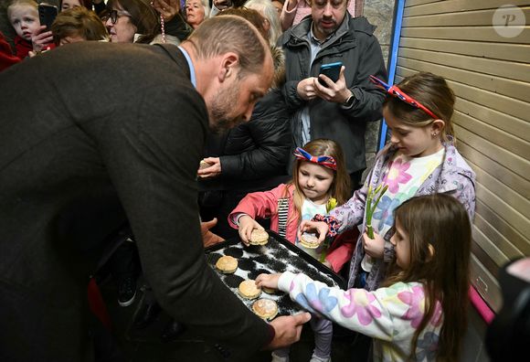 Le prince William, prince de Galles, et Catherine (Kate) Middleton, princesse de Galles, préparent des gâteaux gallois au Welsh Cake Shop à Pontypridd, le 26 février 2025. 
Julien Burton / Bestimage