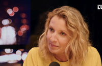 Alexandra Lamy au micro du podcast "Les Lueurs", le 5 avril 2026.