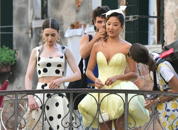Lily Collins et Ashley Park sur le tournage d'Emily à Paris à Venise. © Backgrid UK/ Bestimage