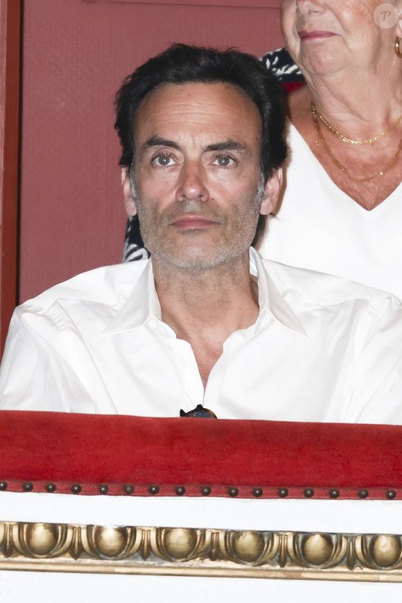 Exclusif - Anthony Delon -  Concerto pour la paix de Omar Harfouch au théâtre de Béziers le 8 mai 2025. Aujourd’hui, au Théâtre Municipal de Béziers, une salle comble assistait à un événement attendu : le retour d’O. Harfouch dans la ville où tout a commencé pour son Concerto pour la Paix.
Et alors que O. Harfouch interprétait son oeuvre Hommage au Pape François, un événement se produisait à Rome : de la fumée blanche s’élevait depuis la chapelle Sixtine. Pour beaucoup dans la salle, c’était un signe symbolique fort, comme si le ciel répondait à l’appel musical d’un homme qui croit profondément en la force
réconciliatrice de l’art. Sur scène, O. Harfouch, pianiste et compositeur engagé, livrait une performance unique, toujours entouré par l’Orchestre Béziers Méditerranée et son chef d’orchestre Mathieu Bonnin, complices fidèles de cette aventure musicale hors norme.
Car cette œuvre, née à Béziers il y a un an, a depuis voyagé loin : Paris (Théâtre des Champs-Élysées, Institut du Monde Arabe), Rome (Parlement italien, Vatican), l’Opéra de Dubaï, et les États-Unis. Mais le 8 mai, c’est bien dans la ville qui l’a vu naître artistiquement que ce projet revenait, pour une édition anniversaire, comme un rendez-vous avec son origine.
Parmi les invités présents : Monseigneur JL. Bruguès, évêque émérite d’Angers et ancien bibliothécaire du Vatican, dont la présence apportait une profondeur spirituelle rare à la soirée. À ses côtés, de nombreuses personnalités venues soutenir ce message universel : A. Delon, A. Karembeu, M.Lavoine, E. Semoun, A. Roumanoff, C. Fabre, et B. Castaldi en maître de cérémonie.
Un an après sa création, le Concerto pour la Paix continue de franchir les frontières et de réunir les cultures, les convictions, et les émotions, grâce à la vision d’un artiste qui transforme chaque note en message, et chaque concert en manifeste. Et aujourd’hui à Béziers, ce message était plus vivant que jamais. © Jack Tribeca / Bestimage