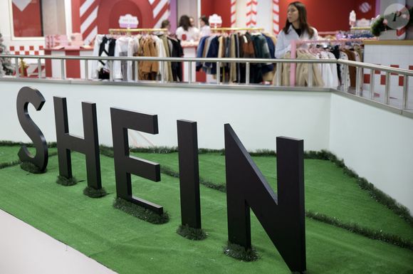 Et dans le monde de l'industrie, pléthore d'histoires d'hommes partis de peu de choses ayant monté un véritable empire. 

14 décembre 2023, Rome, Italie : Les vendeurs de Shein Christmas Ville se préparent à accueillir les clients pour l'ouverture de Noël à Rome.Shein, le célèbre marché en ligne, arrive à Rome pour Noël avec un espace ouvert au public entièrement dédié au shopping. Valeri/ZUMA/ABACAPRESS.COM