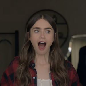 L'immeuble du 1, place de l'Estrapade abrite au cinquième étage l'appartement occupé par le personnage d'Emily dans la série "Emily in Paris" sur Netflix.