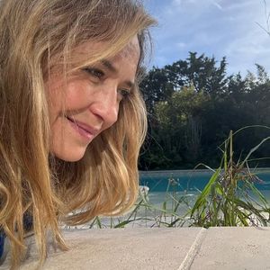 Comme d'autres de ses concitoyens, la star avait très mal vécu le confinement à Paris. C’est durant cette période que l’intéressée a eu un déclic : quitter la capitale pour s'installer dans le sud de la France. 

Hélène de Fougerolles profite pleinement de sa piscine dans le Luberon (Capture d'écran Instagram - helenedefougerolles).