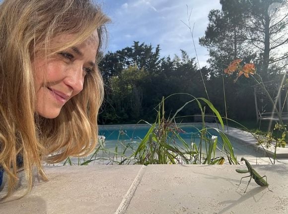 Comme d'autres de ses concitoyens, la star avait très mal vécu le confinement à Paris. C’est durant cette période que l’intéressée a eu un déclic : quitter la capitale pour s'installer dans le sud de la France. 

Hélène de Fougerolles profite pleinement de sa piscine dans le Luberon (Capture d'écran Instagram - helenedefougerolles).