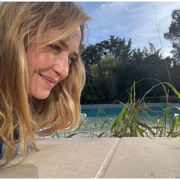 Comme d'autres de ses concitoyens, la star avait très mal vécu le confinement à Paris. C’est durant cette période que l’intéressée a eu un déclic : quitter la capitale pour s'installer dans le sud de la France. 

Hélène de Fougerolles profite pleinement de sa piscine dans le Luberon (Capture d'écran Instagram - helenedefougerolles).