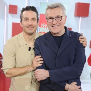 Jeremy Ferrari et Laurent Ruquier lors de l'enregistrement de l'émission "Vivement dimanche" au studio Rive Gauche, présentée par M.Drucker avec une diffusion sur France 3 le 8 mars 2026, à Paris, France, le 25 février 2026. © Guillaume Gaffiot/Bestimage
