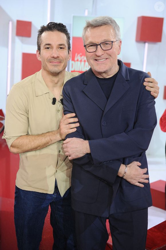 Jeremy Ferrari et Laurent Ruquier lors de l'enregistrement de l'émission "Vivement dimanche" au studio Rive Gauche, présentée par M.Drucker avec une diffusion sur France 3 le 8 mars 2026, à Paris, France, le 25 février 2026. © Guillaume Gaffiot/Bestimage