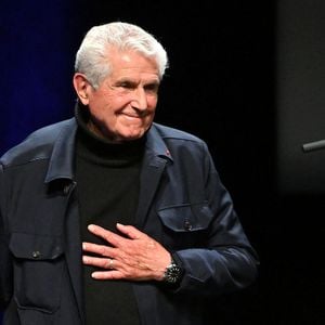 Un projet qui lui permet de poursuivre sa passion du septième art tout en retrouvant une région chère à son cœur.
Claude Lelouch, le président d'honneur du Festival, durant la soirée d'ouverture de la 2eme édition du WAIFF ( World A.I. Film Festival) dans la salle Debussy du Palais des Festivals à Cannes, le 21 avril 2026, un événement inédit dédié aux interactions entre les nouvelles technologies et la création cinématographique et audiovisuelle. © Bruno Bebert / Bestimage