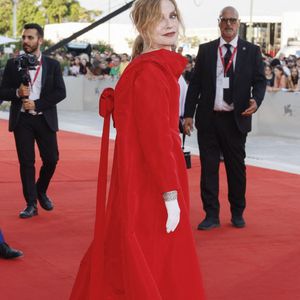 Isabelle Huppert assiste à un tapis rouge pour le film "Beetlejuice Beetlejuice" pendant le 81e Festival international du film de Venise à le 28 août 2024 à Venise, Italie.  Photo by Marco Piovanotto/ABACAPRESS.COM