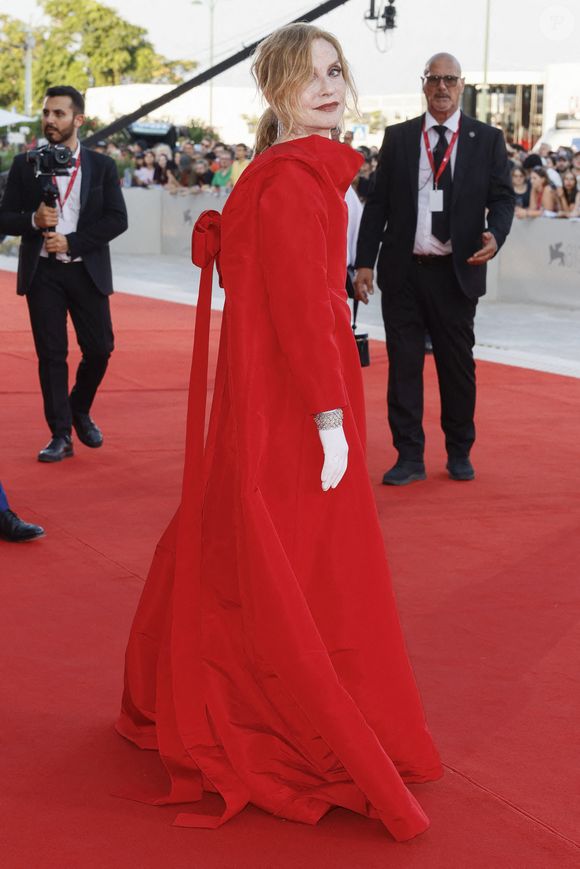 Isabelle Huppert assiste à un tapis rouge pour le film "Beetlejuice Beetlejuice" pendant le 81e Festival international du film de Venise à le 28 août 2024 à Venise, Italie.  Photo by Marco Piovanotto/ABACAPRESS.COM