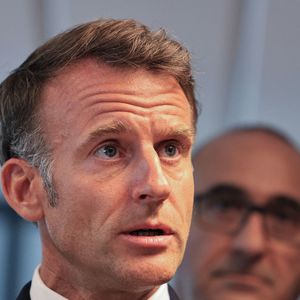 Emmanuel Macron, Jean-Michel Jarre et Philippe Manœuvre ont également salué sa mémoire.

Le président de la République, Emmanuel Macron, salue les personnels mobilisés dans la lutte contre les incendies après une visite au Centre opérationnel départemental d'incendie et de secours (CODIS), à Bordeaux, à la suite des feux de forêt qui ont touché le sud-ouest de la France, le 27 juillet 2026.. © Fabien Cottereau/Bestimage