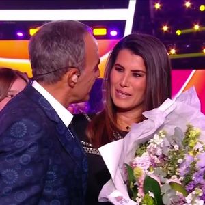 Après 13 ans de bons et loyaux services, Karine Ferri quitte "TF1". Une décision qu'elle avait officialisée l'été dernier sur son compte Instagram où elle annonçait rejoindre "RMC". 

TF1 "The Voice" Karine Ferri avec Nikos Aliagas