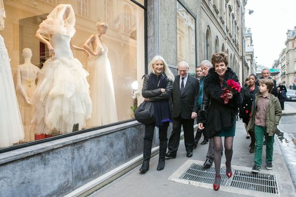 Une cérémonie haute en couleurs qu'ils s'étaient fait un plaisir d'évoquer dans les pages de leur livre commun, "Amour malade" publié chez Plon en 2020
Exclusif - Catherine Laborde et son mari Thomas Stern, entoures de leurs proches, repartent de la mairie - Catherine Laborde a epouse son compagnon de longue date Thomas Stern, publicitaire, samedi 9 novembre 2013 a la mairie du 2e arrondissement de Paris, en presence de ses amis les plus proches.