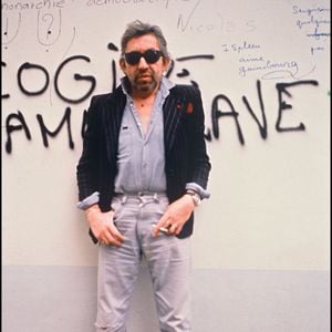 Serge Gainsbourg devant son domicile rue de Verneuil à Paris, en 1989. © Bestimage
