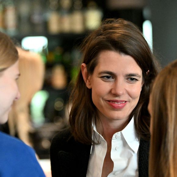 Charlotte Casiraghi a été invitée au 4eme Speed Mentoring, organisé à l'hôtel Columbus à Monaco à l'initiative de SheCanHeCan (SCHC) et l’association des femmes chefs d’entreprises de Monaco (AFCEM), le 5 mars 2025.
La fille de la princesse Caroline de Hanovre a été accueillie par Vibeke Brask Thomsen, fondatrice et directrice de SheCanHeCan et Johanna Houdrouge, présidente de l’AFCEM. Cette manifestation annuelle permet aux jeunes filles dès 11 ans et aux jeunes femmes jusqu’à 25 ans de rencontrer des actives, cheffes de sociétés ou occupant des postes à responsabilités. Une quarantaine de jeunes filles et femmes ont pu échanger avec leurs aînées en poste en Principauté. Le but est d’orienter professionnellement ou de susciter des vocations. Du côté des mentors, une vingtaine de femmes évoluant dans plusieurs secteurs privés étaient présentes aux côtés d’autres du secteur public, telles que Céline Cottalorda, déléguée interministérielle pour le Comité droits des femmes, Elodie Kheng, chef de cabinet du ministre d’Etat, Marine Hugonnet-Grisoul, conseillère nationale, ou encore Marina Ceyssac, haut-commissaire à la protection des droits, des libertés et à la médiation. © Bruno Bebert / Bestimage